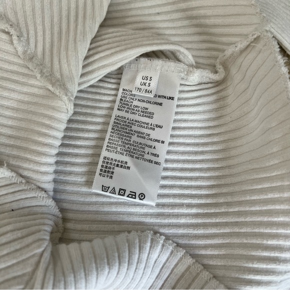 UO Keyhole Reversible Long Sleeve Crop Top - Picture 4 of 5